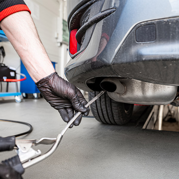 mechanicchanging the car exhaust